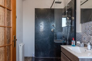 Dusche, Haartrockner, Handtücher