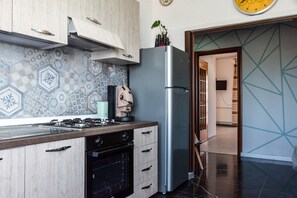 Kühlschrank, Mikrowelle, Wasserkocher mit Kaffee-/Teezubehör