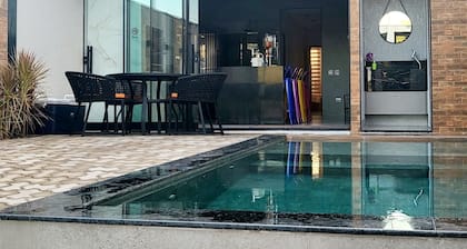 House with pool and waterfall near the Parana River - Porto Rico.