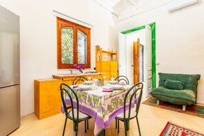 Interior - Apartment 'La Casa Del Fico D'india  - Verde' with Shared Garden, Wi-Fi and Air Conditioning (Aci Catena)