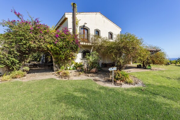 Exterior - Apartment 'La Casa Del Fico D'india - Verde' with Shared Garden, Wi-Fi and Air Conditioning (Aci Catena)