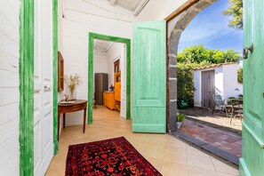 Outdoor dining - Apartment 'La Casa Del Fico D'india  - Verde' with Shared Garden, Wi-Fi and Air Conditioning (Aci Catena)