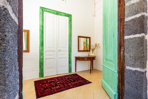 Interior - Apartment 'La Casa Del Fico D'india  - Verde' with Shared Garden, Wi-Fi and Air Conditioning (Aci Catena)