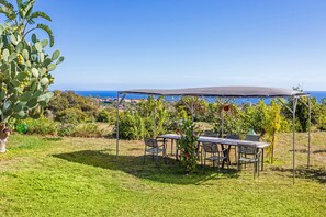 Outdoor dining - Apartment 'La Casa Del Fico D'india  - Verde' with Shared Garden, Wi-Fi and Air Conditioning (Aci Catena)