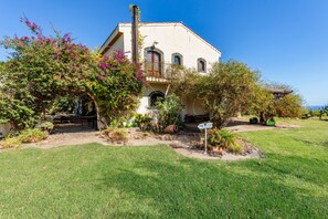 Exterior - Apartment 'La Casa Del Fico D'india  - Verde' with Shared Garden, Wi-Fi and Air Conditioning (Aci Catena)