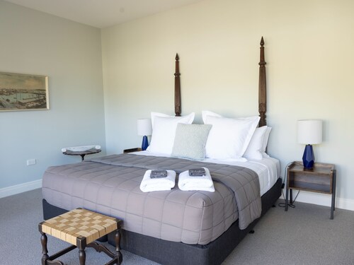 Tio Point - Clevedon Family Getaway