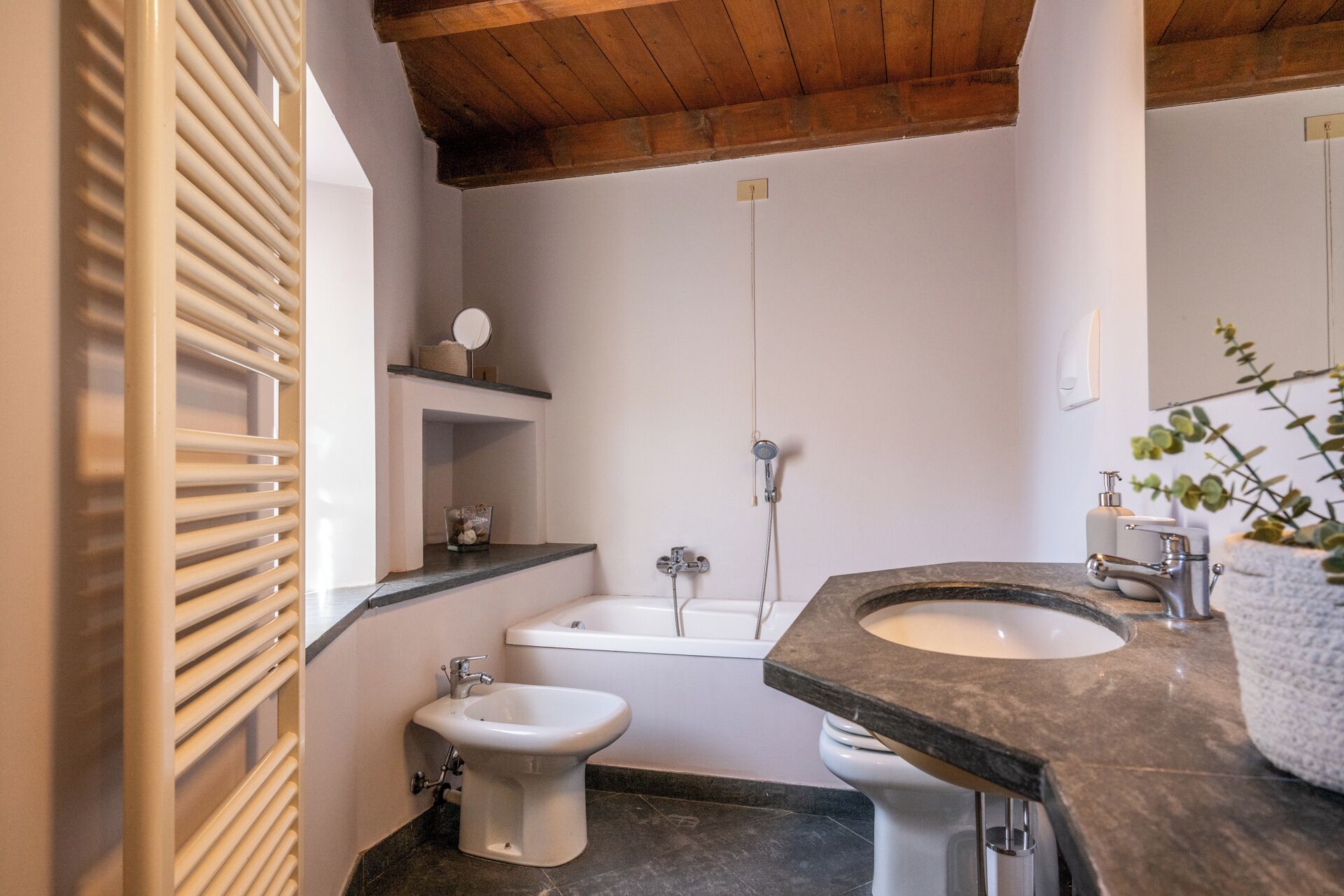 淋浴设施、吹风机、坐浴桶、毛巾