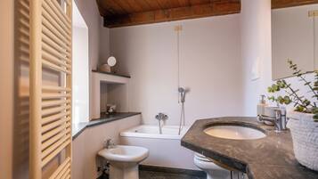 Doccia, asciugacapelli, bidet, asciugamani