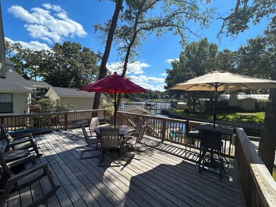 Lake Front Cozy Cottage - PRIVATE DOCK - KAYAKS INCLUDED! LATE SUNDAY CHECKOUT