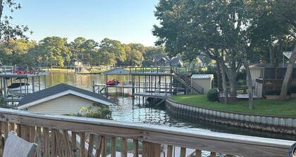 Lake Front Cozy Cottage - PRIVATE DOCK - KAYAKS INCLUDED! LATE SUNDAY CHECKOUT