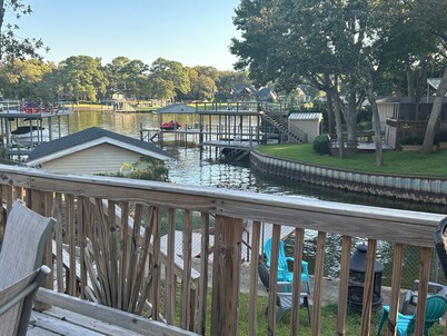 Lake Front Cozy Cottage - PRIVATE DOCK - KAYAKS INCLUDED! LATE SUNDAY CHECKOUT