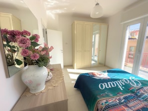 3 bedrooms, travel crib, WiFi (free), bed sheets