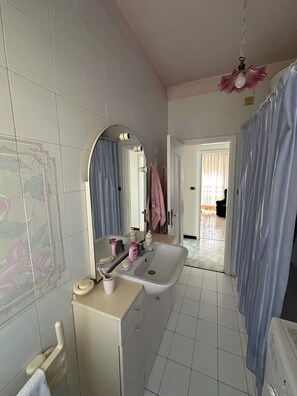 Hair dryer, bidet, towels, soap - Sorrento Coast - Casa Raffaella : spacious panoramic penthouse (Meta)