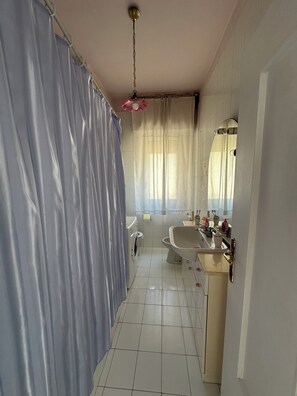 Haartrockner, Bidet, Handtücher, Seife