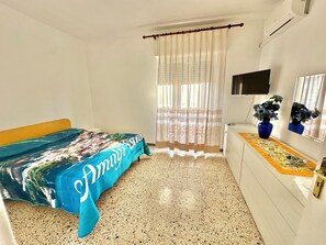 3 bedrooms, travel crib, free WiFi, bed sheets - Sorrento Coast - Casa Raffaella : spacious panoramic penthouse (Meta)