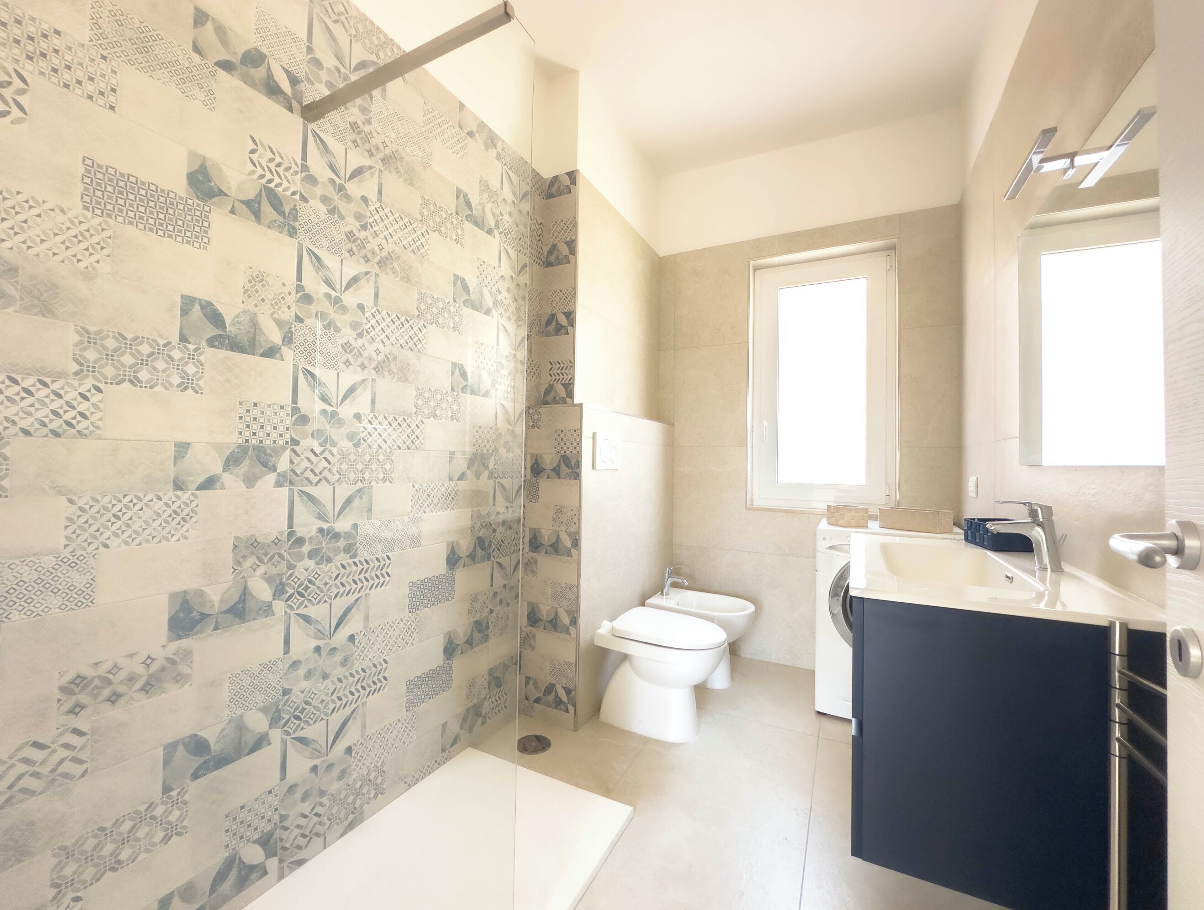 Sèche-cheveux, bidet, serviettes fournies, savon