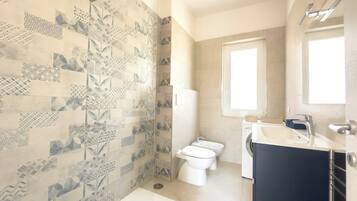Sèche-cheveux, bidet, serviettes fournies, savon