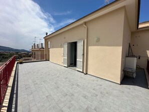 Terrace/patio - Sorrento Coast - Casa Raffaella : spacious panoramic penthouse (Meta)