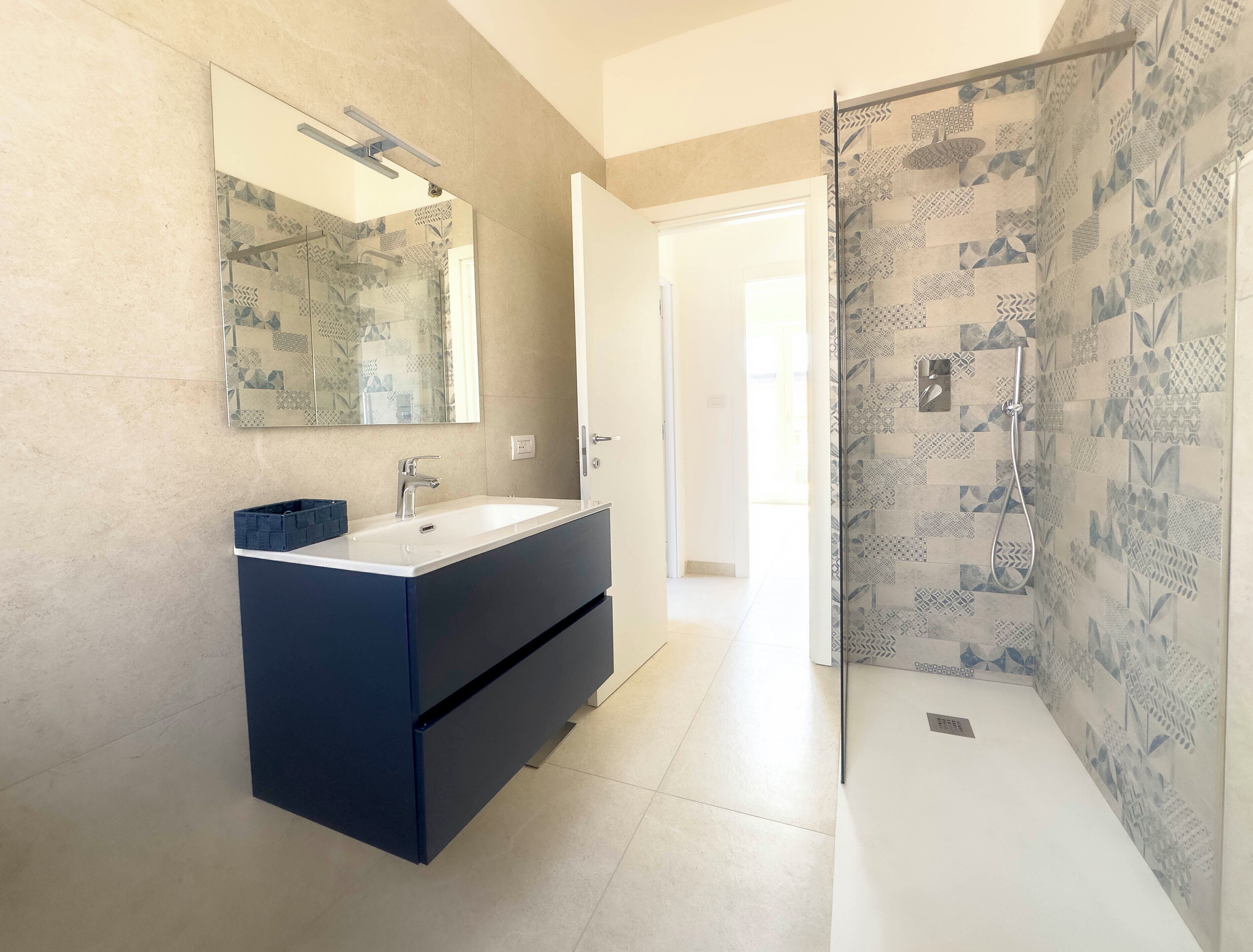 Haartrockner, Bidet, Handtücher, Seife
