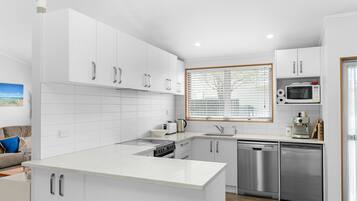 Réfrigérateur, micro-ondes, lave-vaisselle, cafetiÚre/bouilloire