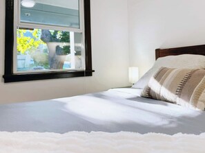 Fer et planche à repasser, lit parapluie, Wi-Fi gratuit, draps fournis