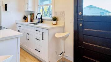 Een koelkast, een magnetron, een oven, een kookplaat