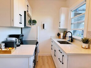 Frigorifero, microonde, forno, piano cottura