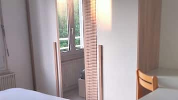 6 habitaciones, tabla de planchar con plancha y wifi gratis