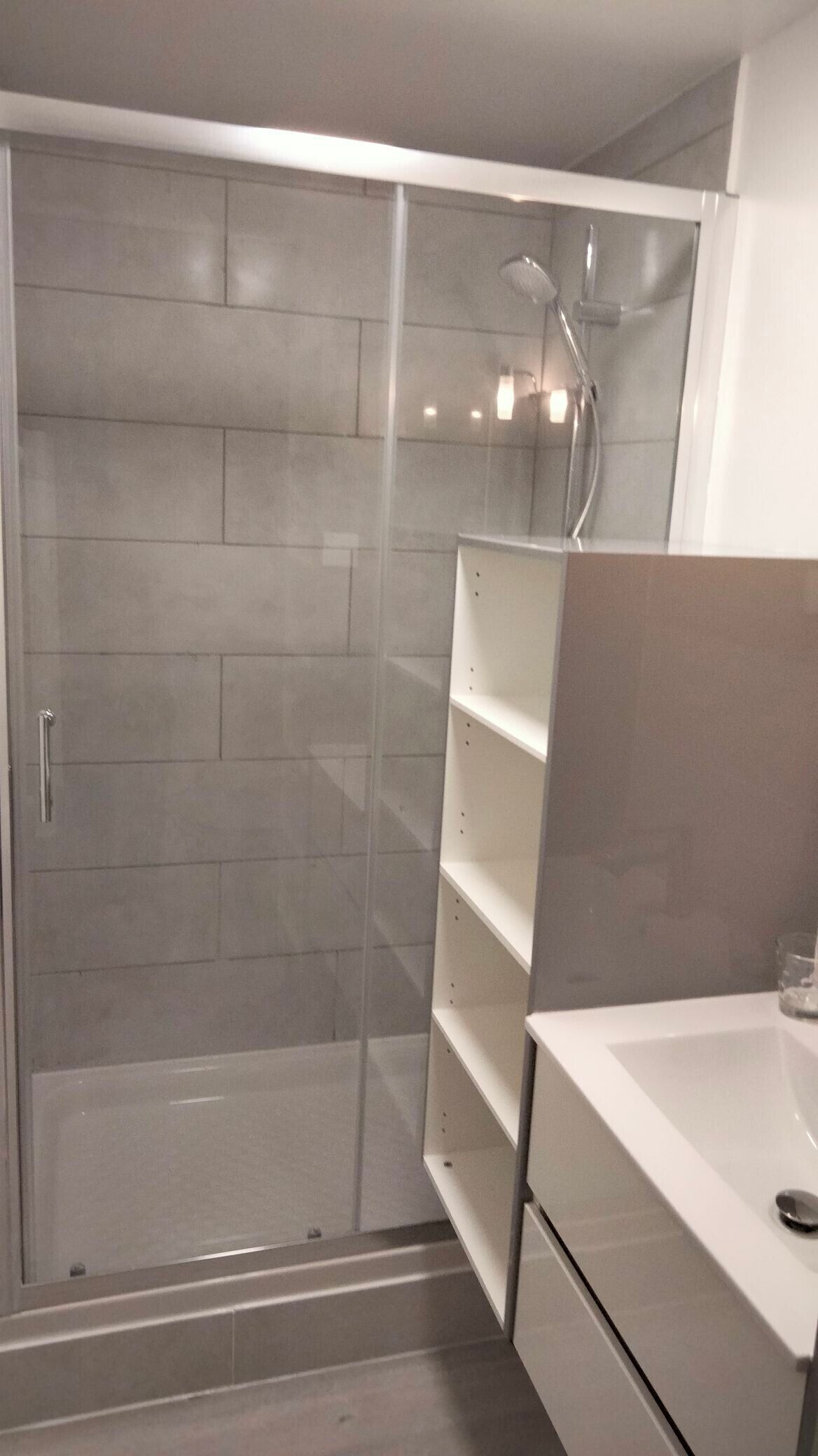Ducha, secador de pelo y toallas