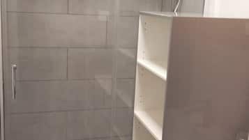 Ducha, secador de pelo y toallas
