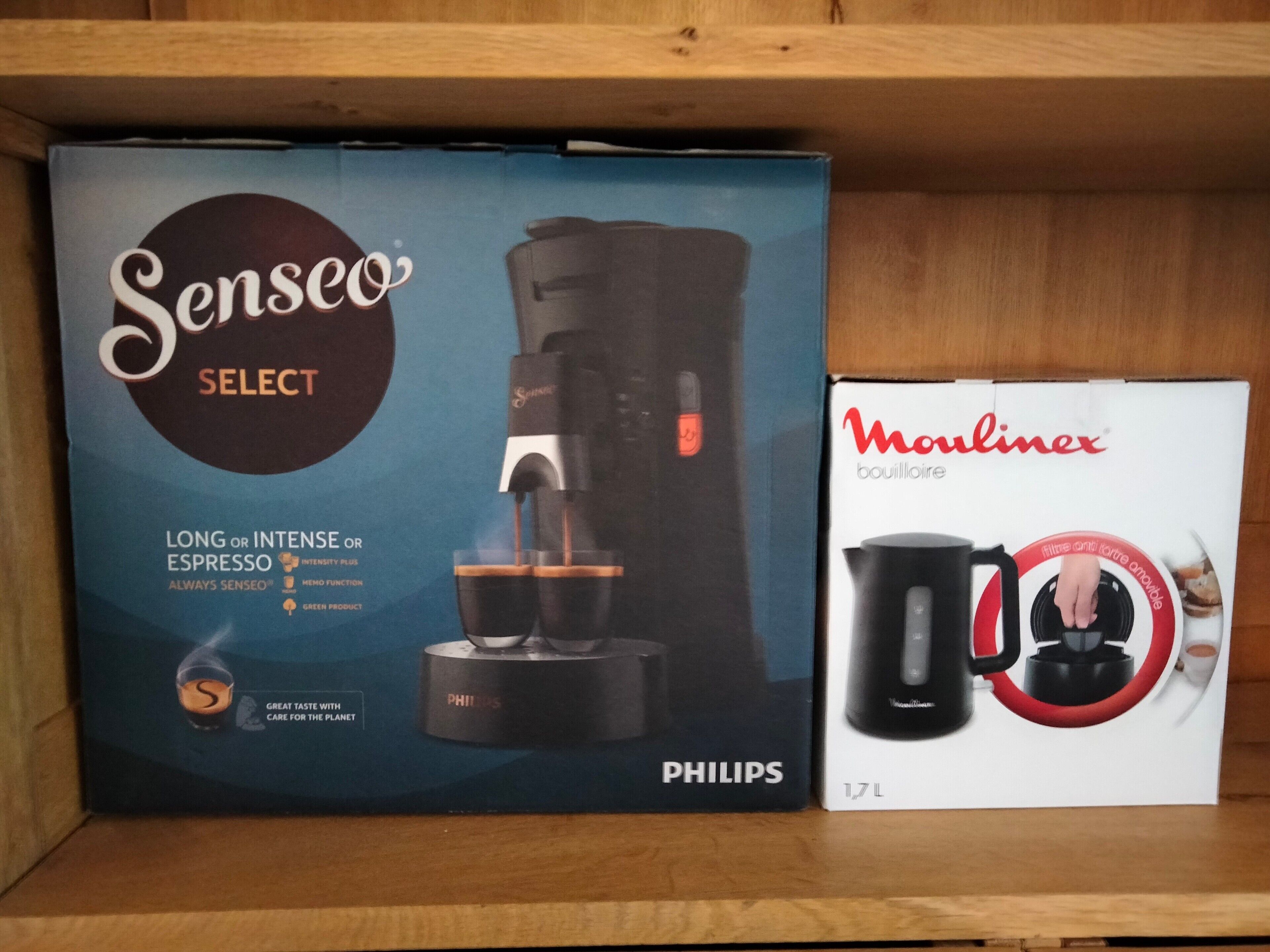 Une machine à café et une cafetière, toutes deux dans leur emballage d’origine.
