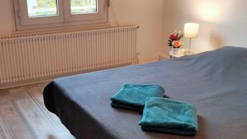 1 habitación, tabla de planchar con plancha, wifi gratis y ropa de cama