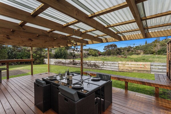 Outdoor dining - The Sun Trap - Ohope Beach Holiday Home (Ohope)