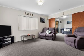 TV - The Sun Trap - Ohope Beach Holiday Home (Ohope)