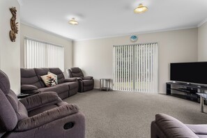 TV - The Sun Trap - Ohope Beach Holiday Home (Ohope)