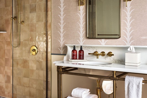 Superior-Suite, Stadtblick | Badezimmer | Kostenlose Toilettenartikel, Haartrockner, Bademäntel, Hausschuhe