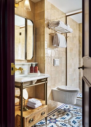 Corner King | Bathroom - Fidelity Hotel (Cleveland)