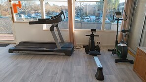 Fitness facility - Holiday Home 'Léa' with Shared Terrace, Garden and Wi-Fi (Bourges)