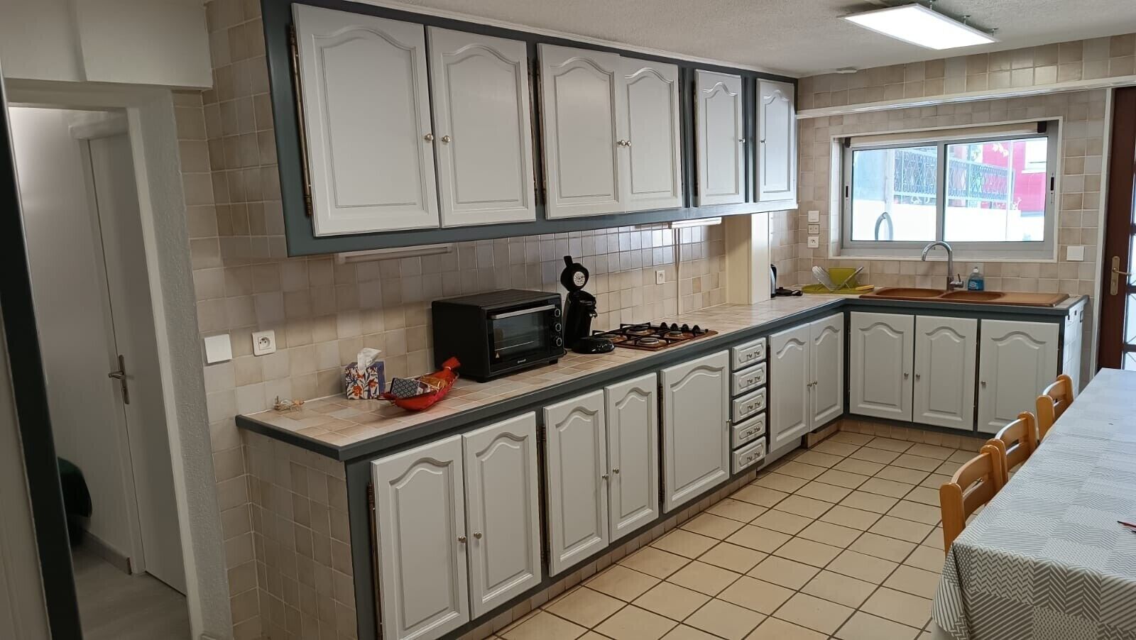 Réfrigérateur, four à micro-ondes, surface de cuisson, cafetière-théière