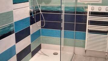 Ducha, secador de pelo, toallas