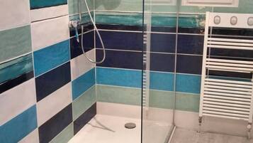 Bruser, hårtørrer, håndklæder