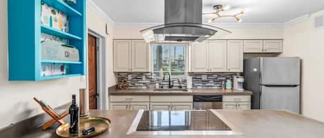 Cookware/dishes/utensils, spices