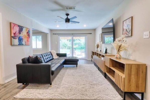 Living area - Modern & Family-Friendly Retreat near Downtown (Houston)