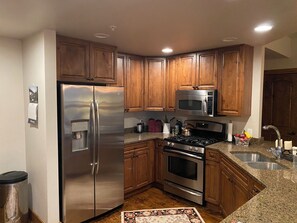 Een koelkast, een magnetron, een oven, een kookplaat