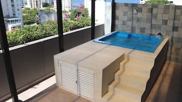 Bañera de hidromasaje al aire libre