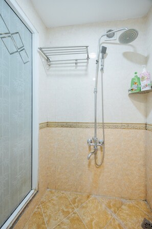 Douche, sèche-cheveux, serviettes fournies, savon