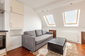 Smart TV, music library, video library, stereo - The Oakland, Spacious 3-Bed Flat with Fast WiFi, Free Parking & Self Check-In (Wembley)