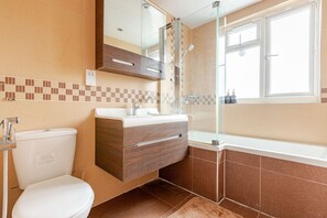 Hair dryer, bidet, towels, soap - The Oakland, Spacious 3-Bed Flat with Fast WiFi, Free Parking & Self Check-In (Wembley)