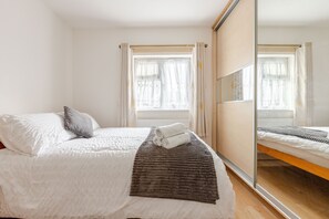 3 Schlafzimmer, Schreibtisch, Bügeleisen/Bügelbrett, WLAN