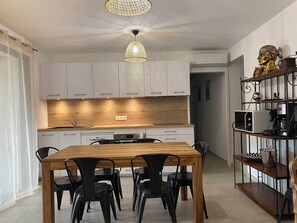 冷蔵庫、電子レンジ、オーブン、コンロ